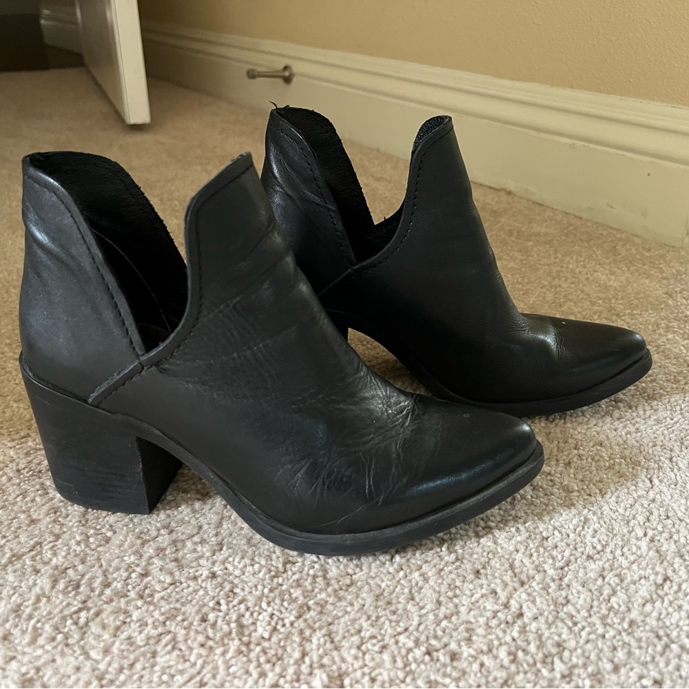 Steve Madden black booties sz 7!